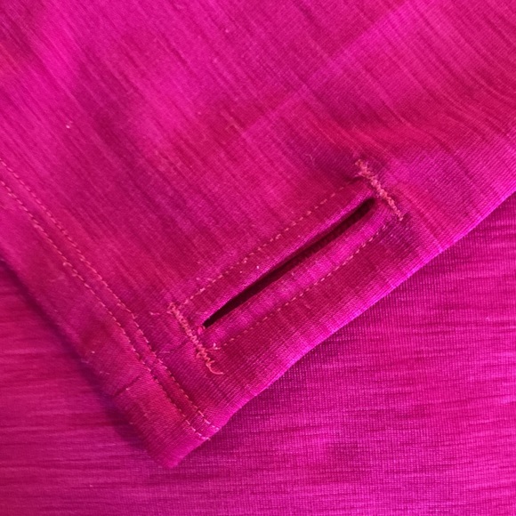 Under armor 1/4 zip thermal. Fushia color. M - Picture 4 of 4